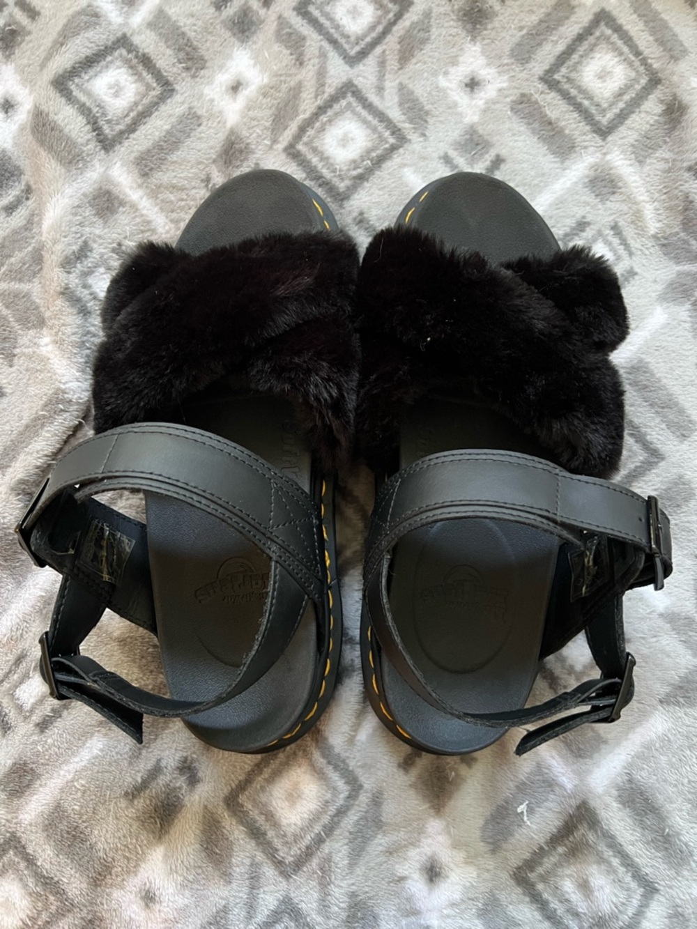 NWT Dr. Martens Voss II Fluffy Faux Fur Leather Strap Sandals in black - Size 9